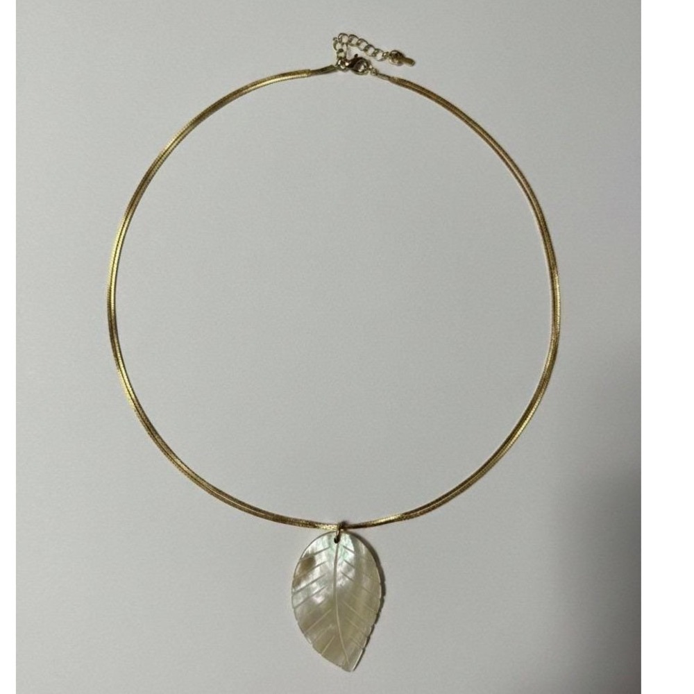 Avon Mother of Pearl Leaf Pendant Gold Toned Chain Necklace 19" Old Money